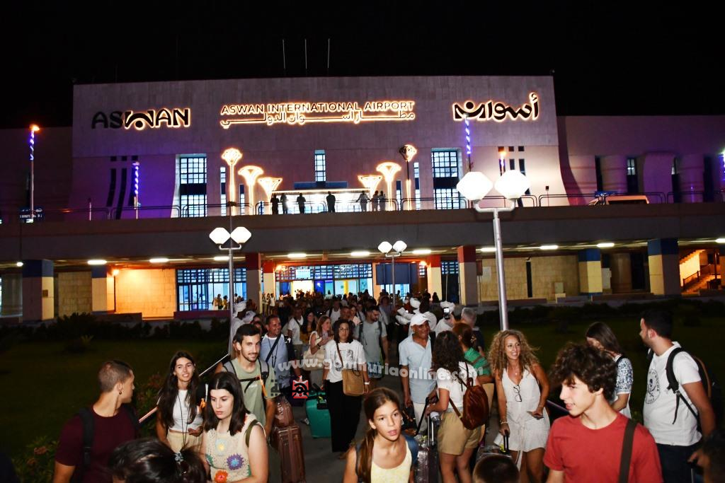 نائب محافظ أسوان يستقبل رحلات السياحة القادمة من مدريد لأسوان