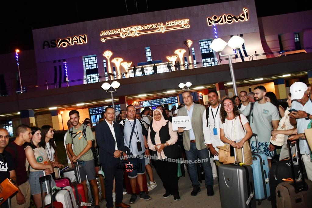 نائب محافظ أسوان يستقبل رحلات السياحة القادمة من مدريد لأسوان