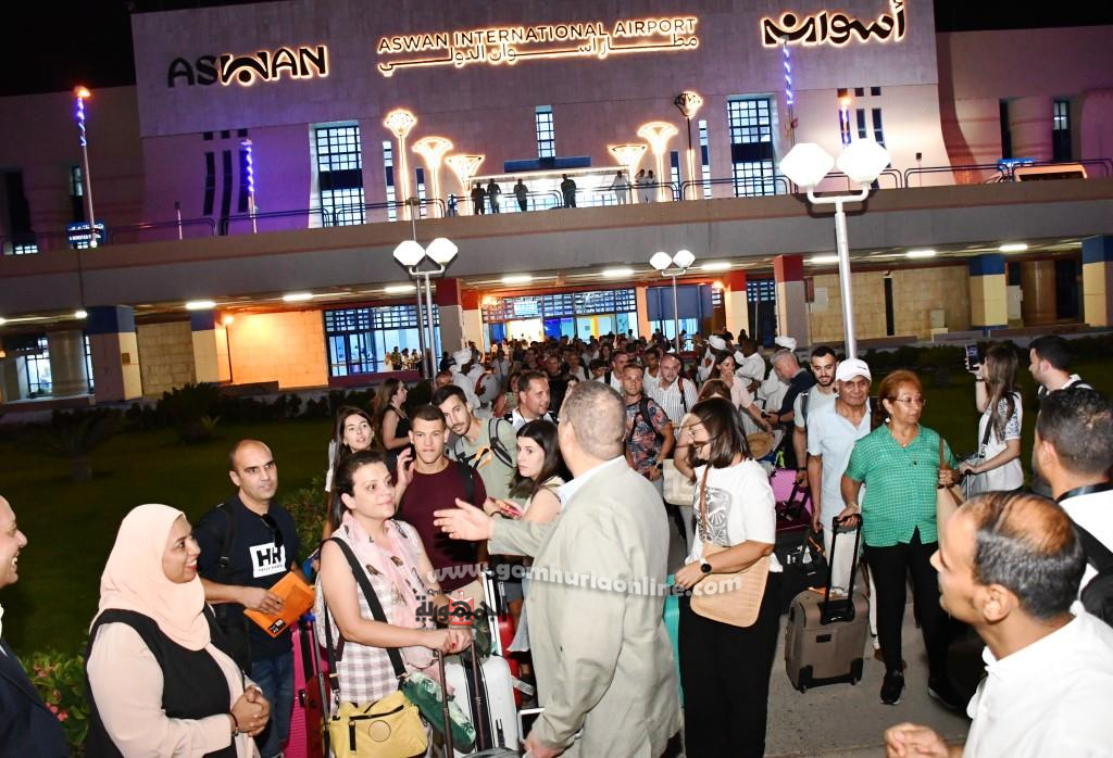 نائب محافظ أسوان يستقبل رحلات السياحة القادمة من مدريد لأسوان