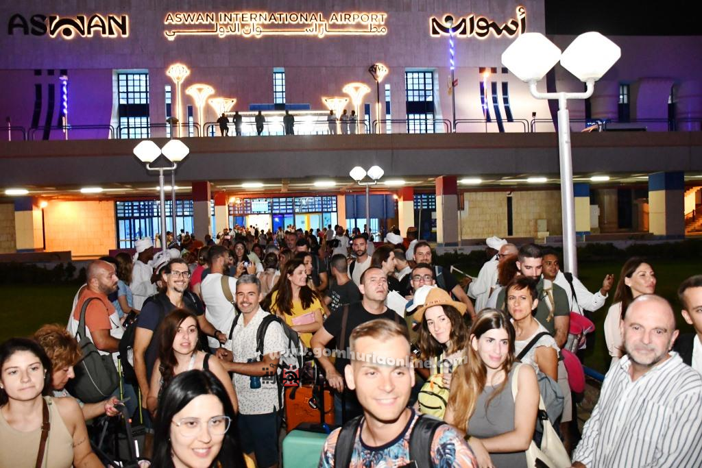 نائب محافظ أسوان يستقبل رحلات السياحة القادمة من مدريد لأسوان