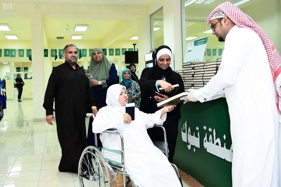 بالصور.. نسخة من المصحف الشريف هدية للحجاج العائدين لأوطانهم