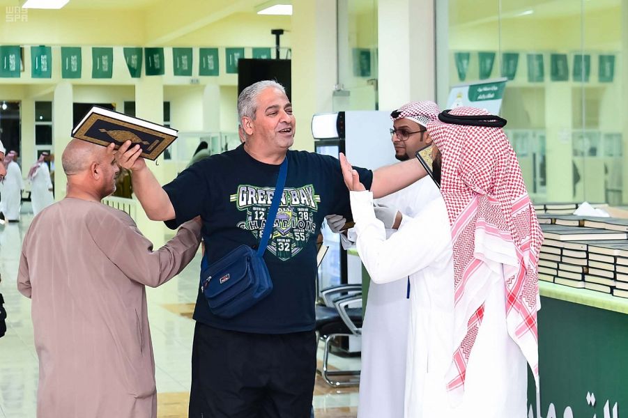 بالصور.. نسخة من المصحف الشريف هدية للحجاج العائدين لأوطانهم