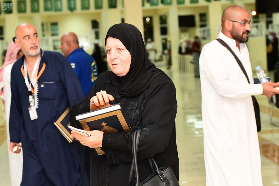 بالصور.. نسخة من المصحف الشريف هدية للحجاج العائدين لأوطانهم