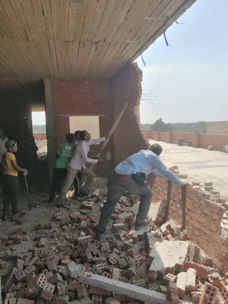 جهاز مدية العبور ينفذ إزالة فورية فى إحدى فيلات الحى الخامس