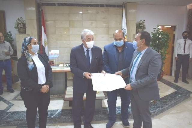 محافظ جنوب سيناء يكرم مديري إدارات ومدارس أوائل طلاب وطالبات المحافظة