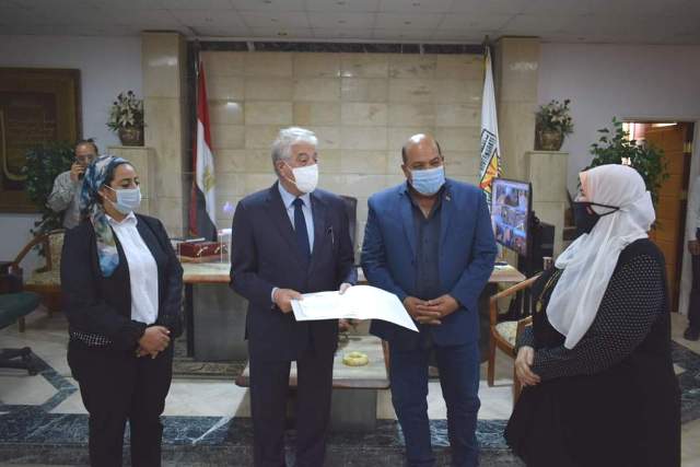 محافظ جنوب سيناء يكرم مديري إدارات ومدارس أوائل طلاب وطالبات المحافظة