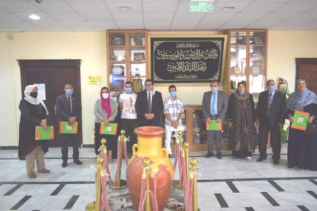 محافظ جنوب سيناء يكرم مديري إدارات ومدارس أوائل طلاب وطالبات المحافظة