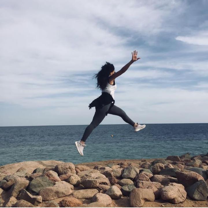 شاهد .. مروة عيد تستعرض رشاقتها على البحر ..صور