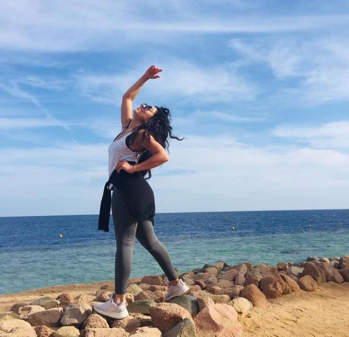 شاهد .. مروة عيد تستعرض رشاقتها على البحر ..صور