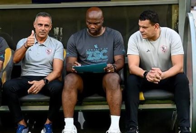 جوميز وجهازه المعاون يتابع مباراة الأهلي فى دوري الأبطال