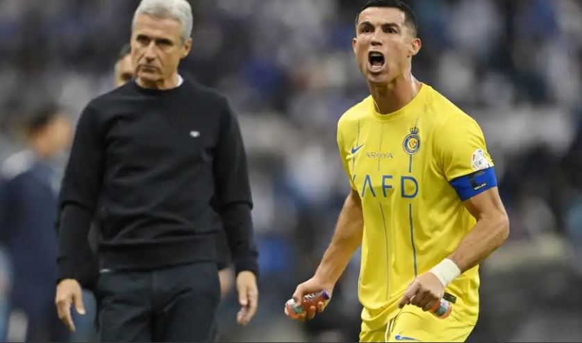 رونالدو بجانب مدرب النصر السعودي كاسترو