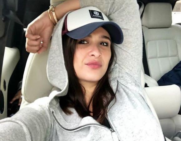 تعرف على شروط مسابقة الفنانة ياسمين عبد العزيز لجمهورها.. صور