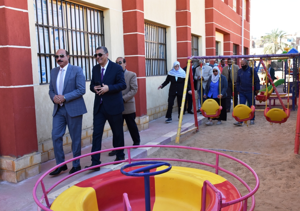 محافظ أسوان يستهل إفتتاح المشروعات بمناسبة العيد القومى ب إفتتاح مدرسة المنار الرسمية للغات بتكلفة 8.5 مليون جنيه
