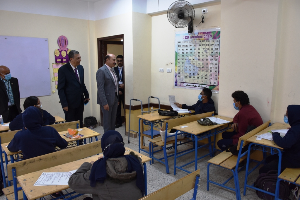 محافظ أسوان يستهل إفتتاح المشروعات بمناسبة العيد القومى ب إفتتاح مدرسة المنار الرسمية للغات بتكلفة 8.5 مليون جنيه