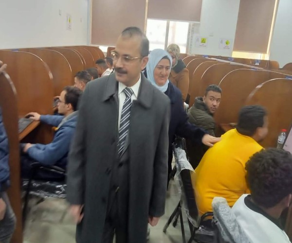نائب رئيس جامعة بنها يتفقد سير امتحانات الفصل الدراسي الاول