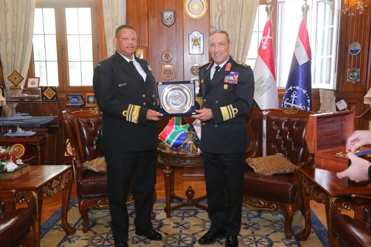 قائد القوات البحرية يلتقى قائد القوات البحرية لجنوب أفريقيا  