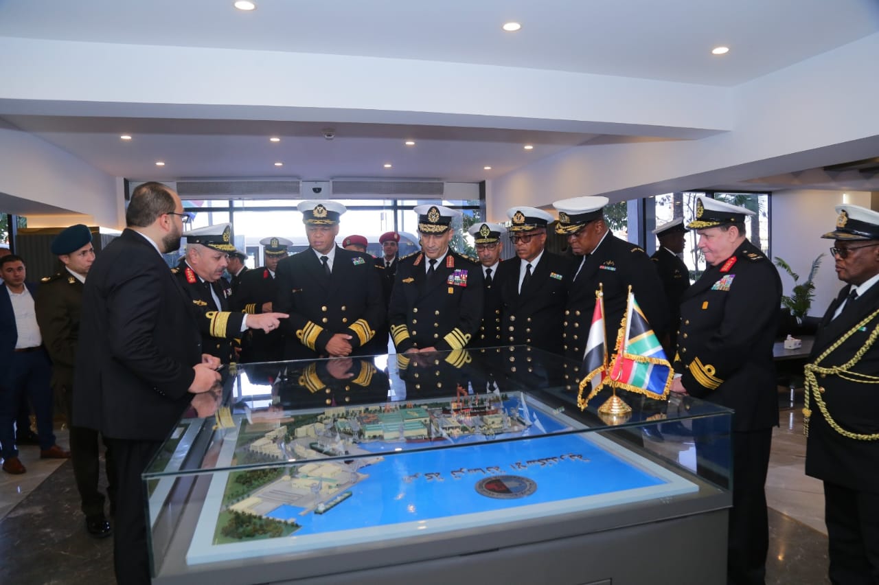 قائد القوات البحرية يلتقى قائد القوات البحرية لجنوب أفريقيا  