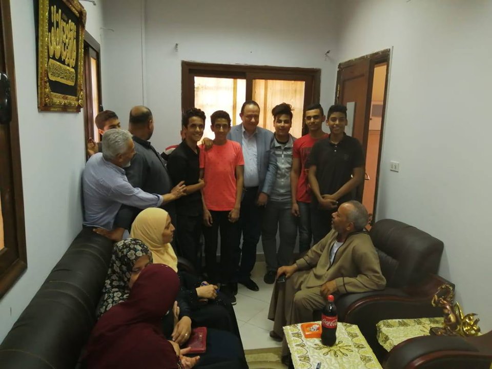 المفرج عنهم ومعهم البرلمانى عبد الحميد الشيخ وبعض أولياء الأمور