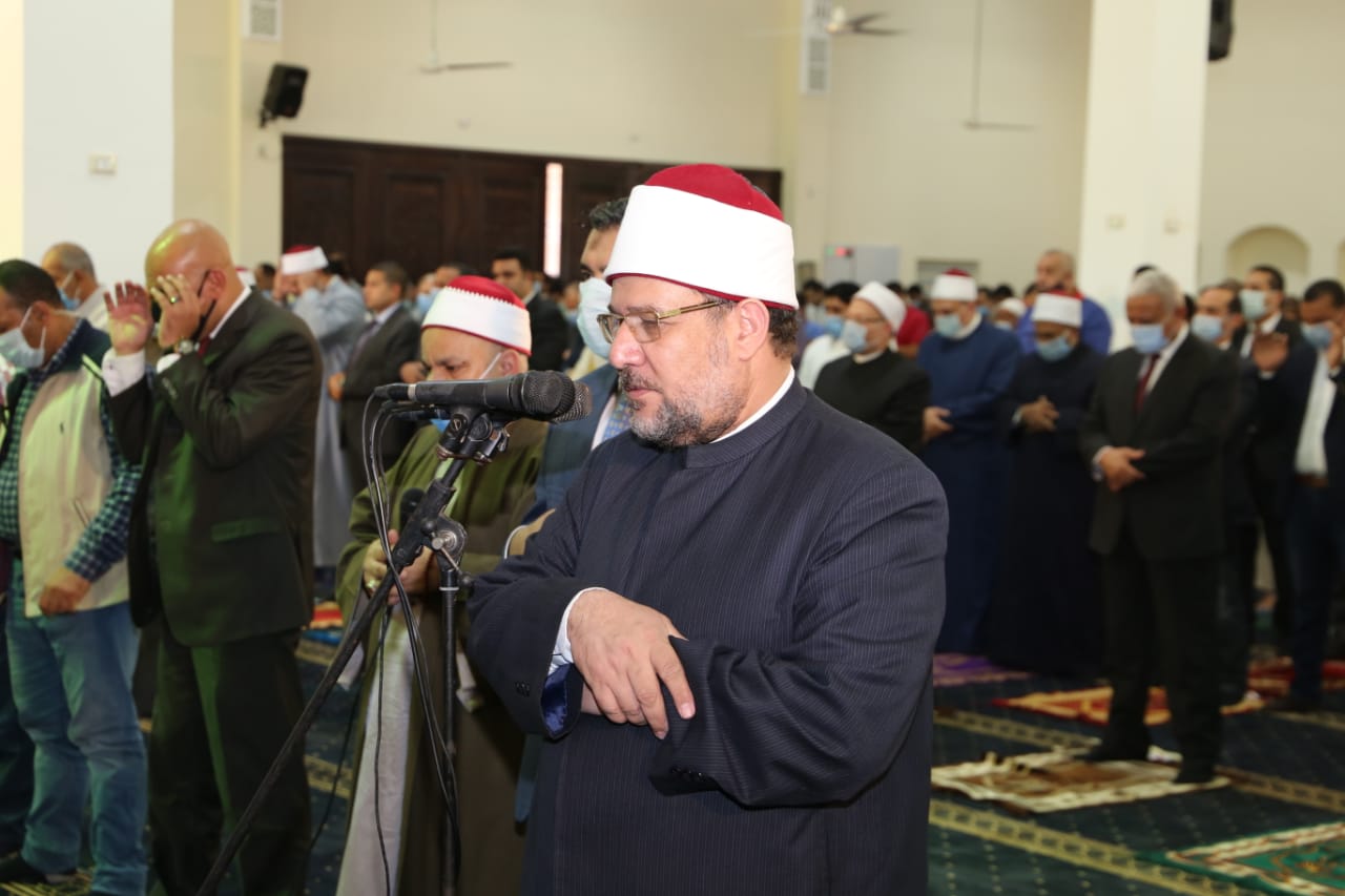 احتفالا بالعيد القومي .وزير الأوقاف والمفتي يفتتحان 5 مساجد جديدة في السويس .صور