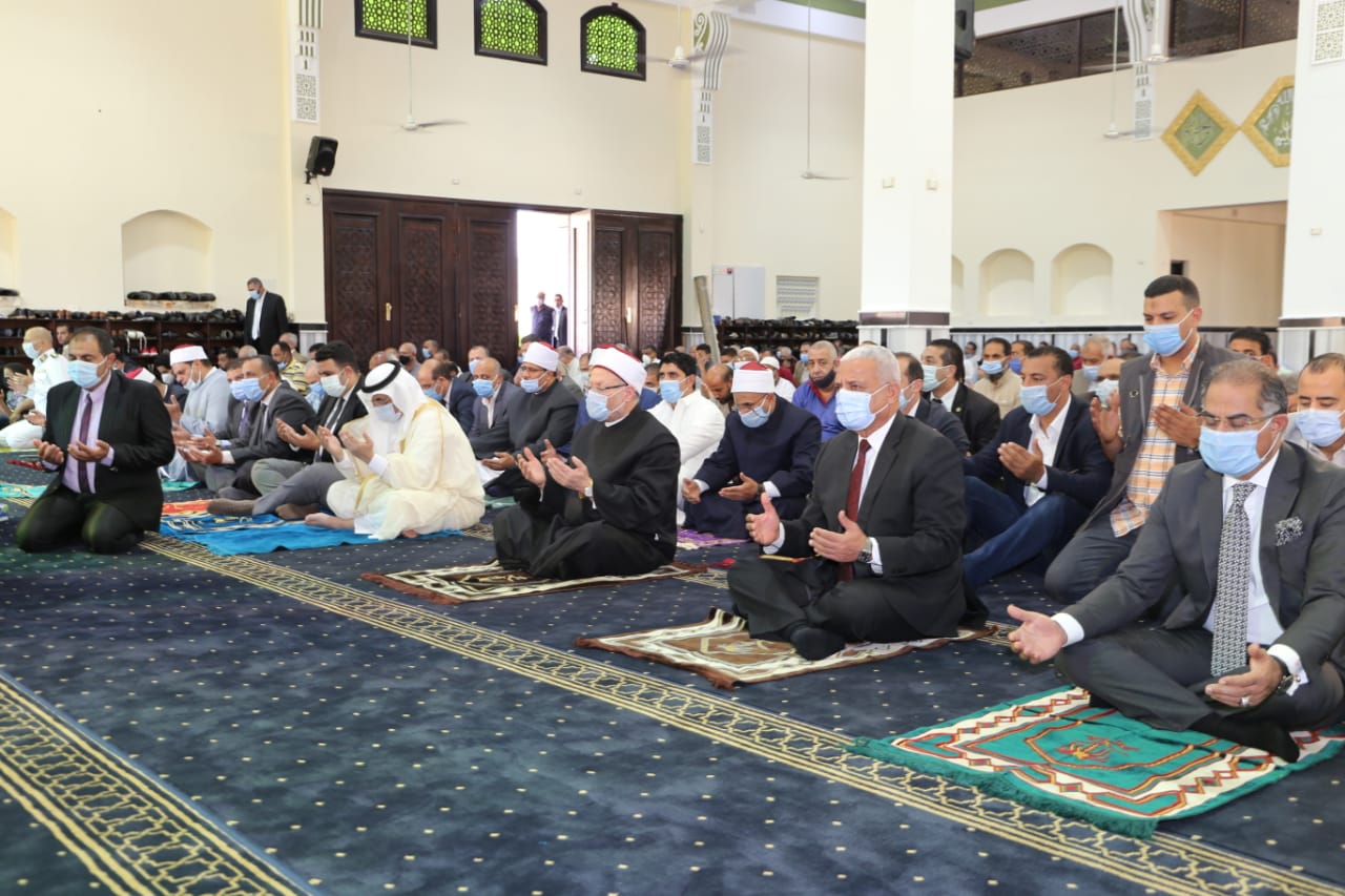 احتفالا بالعيد القومي .وزير الأوقاف والمفتي يفتتحان 5 مساجد جديدة في السويس .صور