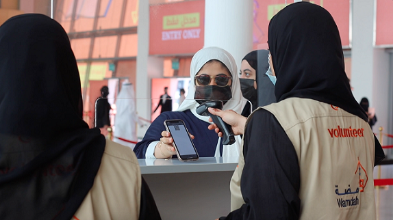 متطوعون يطبقون الإجراءات الصحية والتنظيمية بمعرض الشارقة الدولي للكتاب