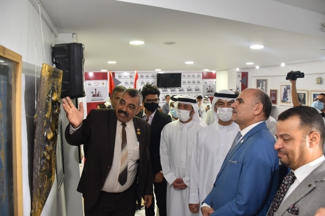 رئيس جامعة الأقصر يفتتح معرض الفن التشكيلى 