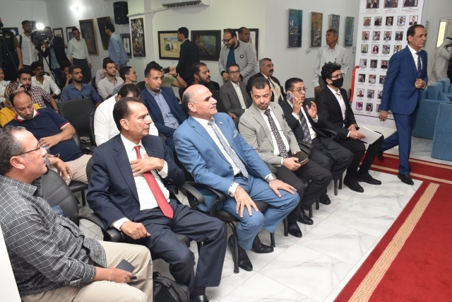 رئيس جامعة الأقصر يفتتح معرض الفن التشكيلى 