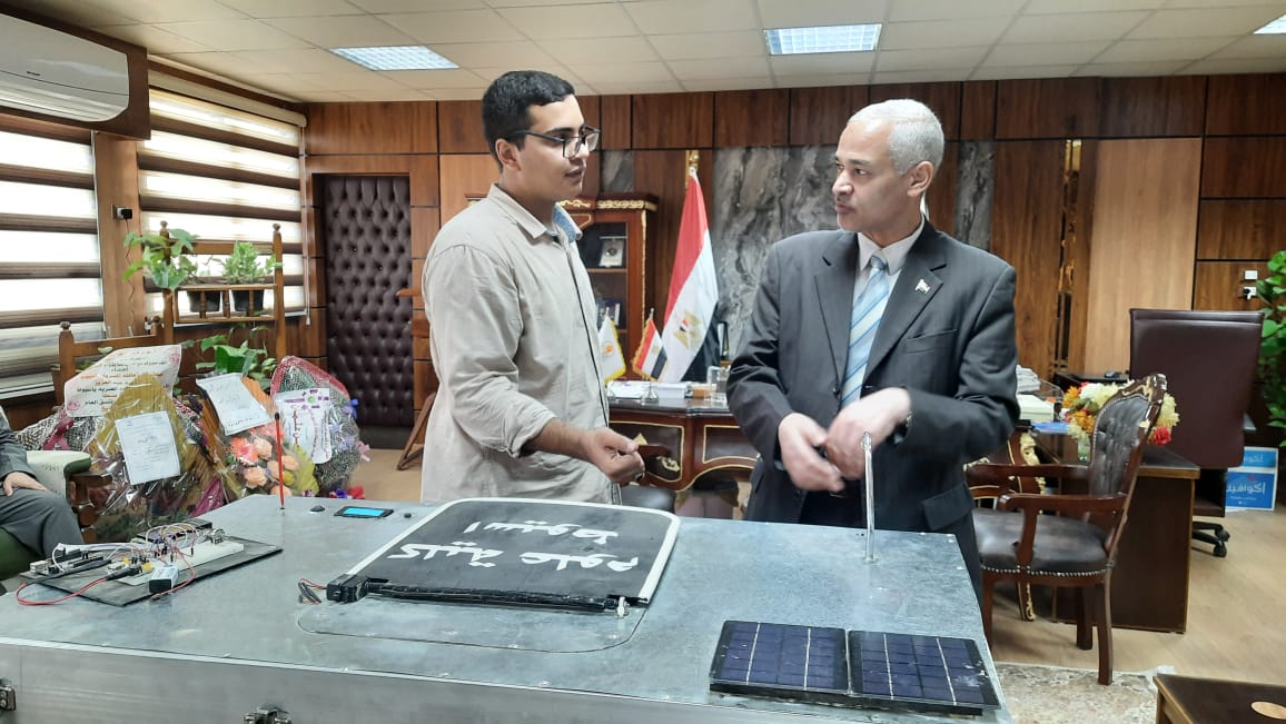رئيس جامعة أسيوط يُعلن إبتكار طالب بكلية العلوم سلة نفايات ذكية 