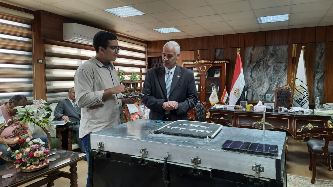 رئيس جامعة أسيوط يُعلن إبتكار طالب بكلية العلوم سلة نفايات ذكية 