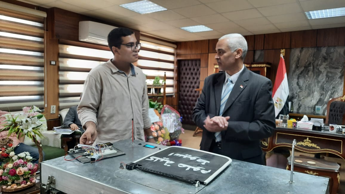 رئيس جامعة أسيوط يُعلن إبتكار طالب بكلية العلوم سلة نفايات ذكية 
