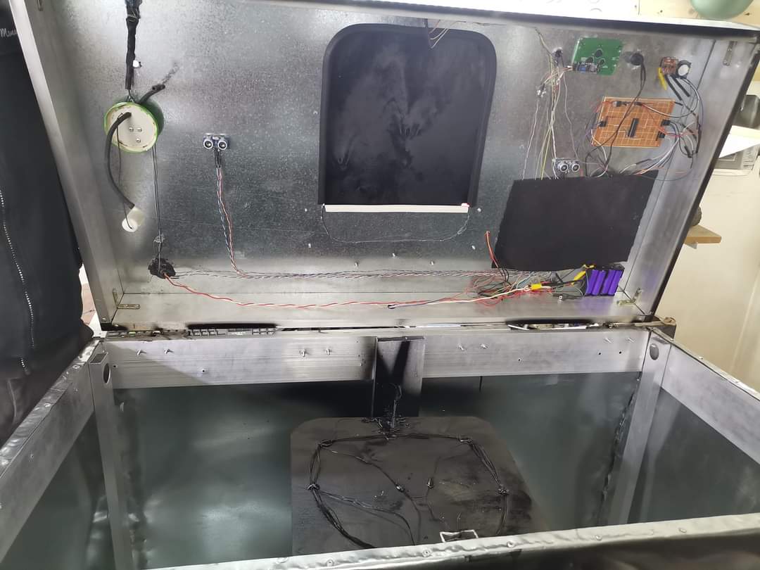 رئيس جامعة أسيوط يُعلن إبتكار طالب بكلية العلوم سلة نفايات ذكية 