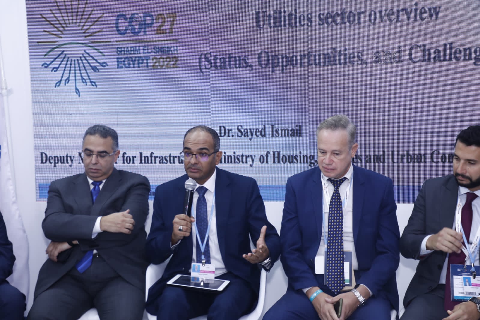 إسماعيل يناقش أهمية الدمج بين مشروعات إنشاء محطات التحلية 