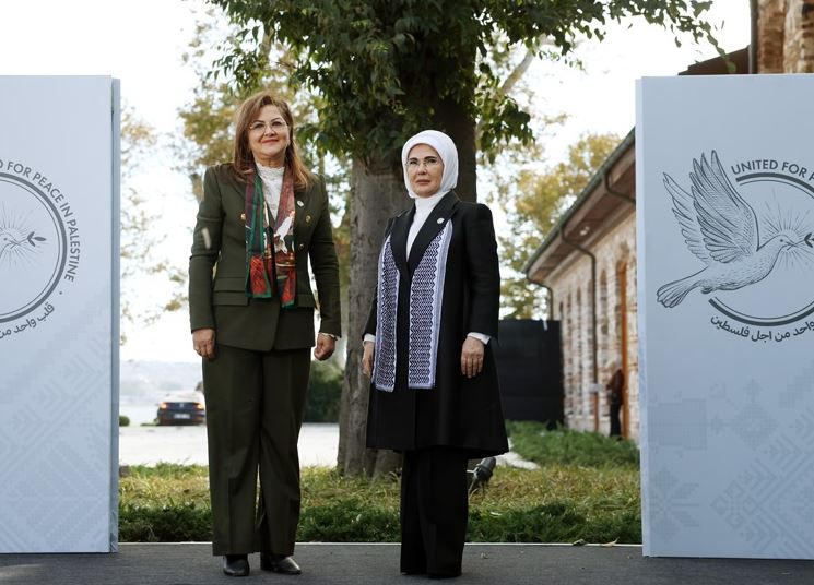 السيدة امينه اردوغان ود هاله السعيد في قمة قلب واحد من اجل فلسطين