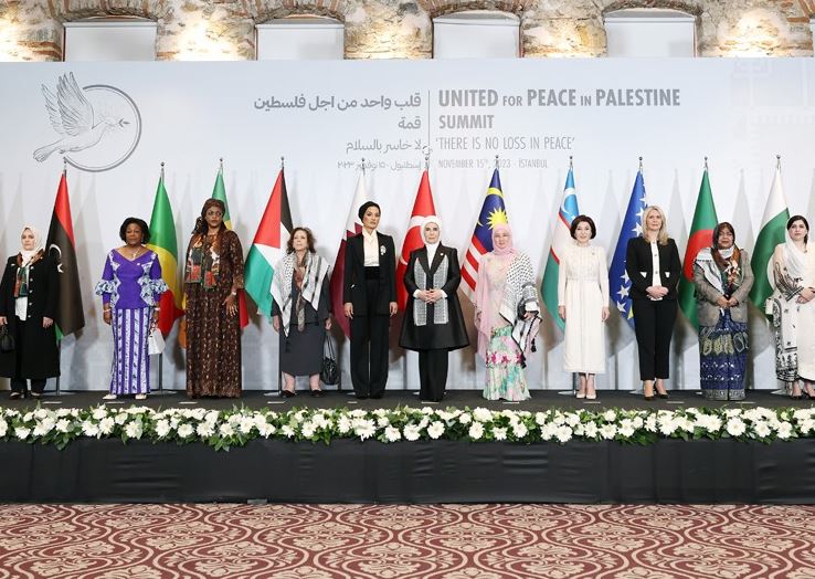 السيدة امينه اردوغان ود هاله السعيد في قمة قلب واحد من اجل فلسطين