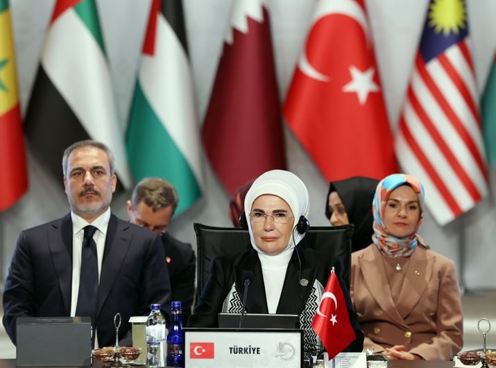 السيدة امينه اردوغان ود هاله السعيد في قمة قلب واحد من اجل فلسطين