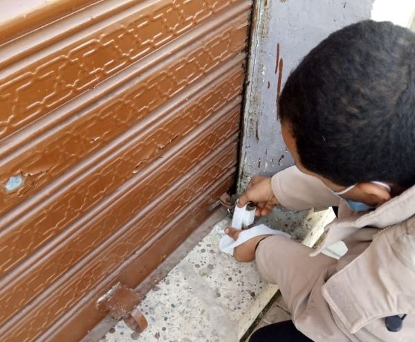 جهاز الصالحية الجديدة يشن حملة على الإشغالات ويغلق 5 محلات.. بالصور