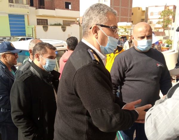 جهاز الصالحية الجديدة يشن حملة على الإشغالات ويغلق 5 محلات.. بالصور