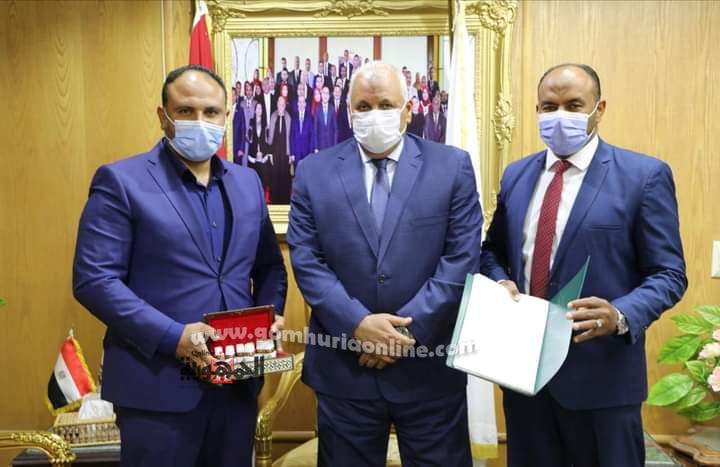 الزملّوط يشهد باكورة إنتاج سم العقرب لعلاج السرطان والاورام بالوادى الجديد .صور