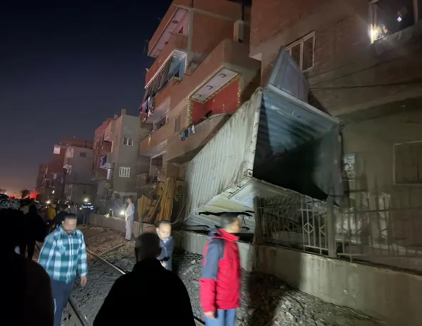 عاجل .. سقوط حاويات من قطار بضائع يسبب تلفيات بمنازل قرية بطوخ 