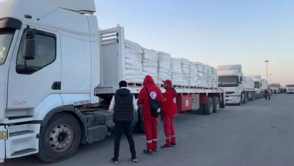 قافلة المساعدات الـ95 تدخل إلى الفلسطينيين بقطاع غزة 