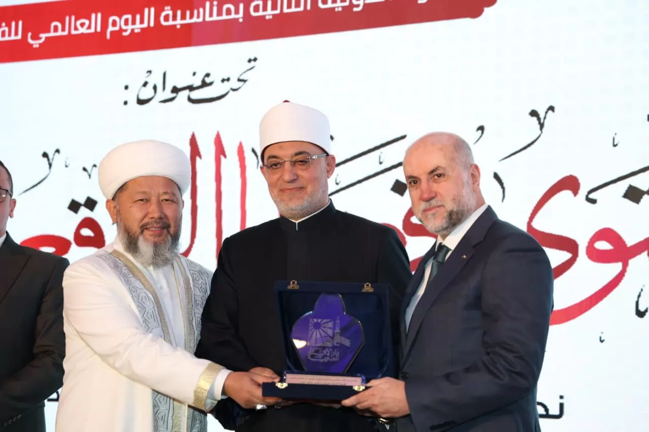 مفتي الجمهورية يُكرِّم عددًا من العلماء والمفتين ورجال الدين 