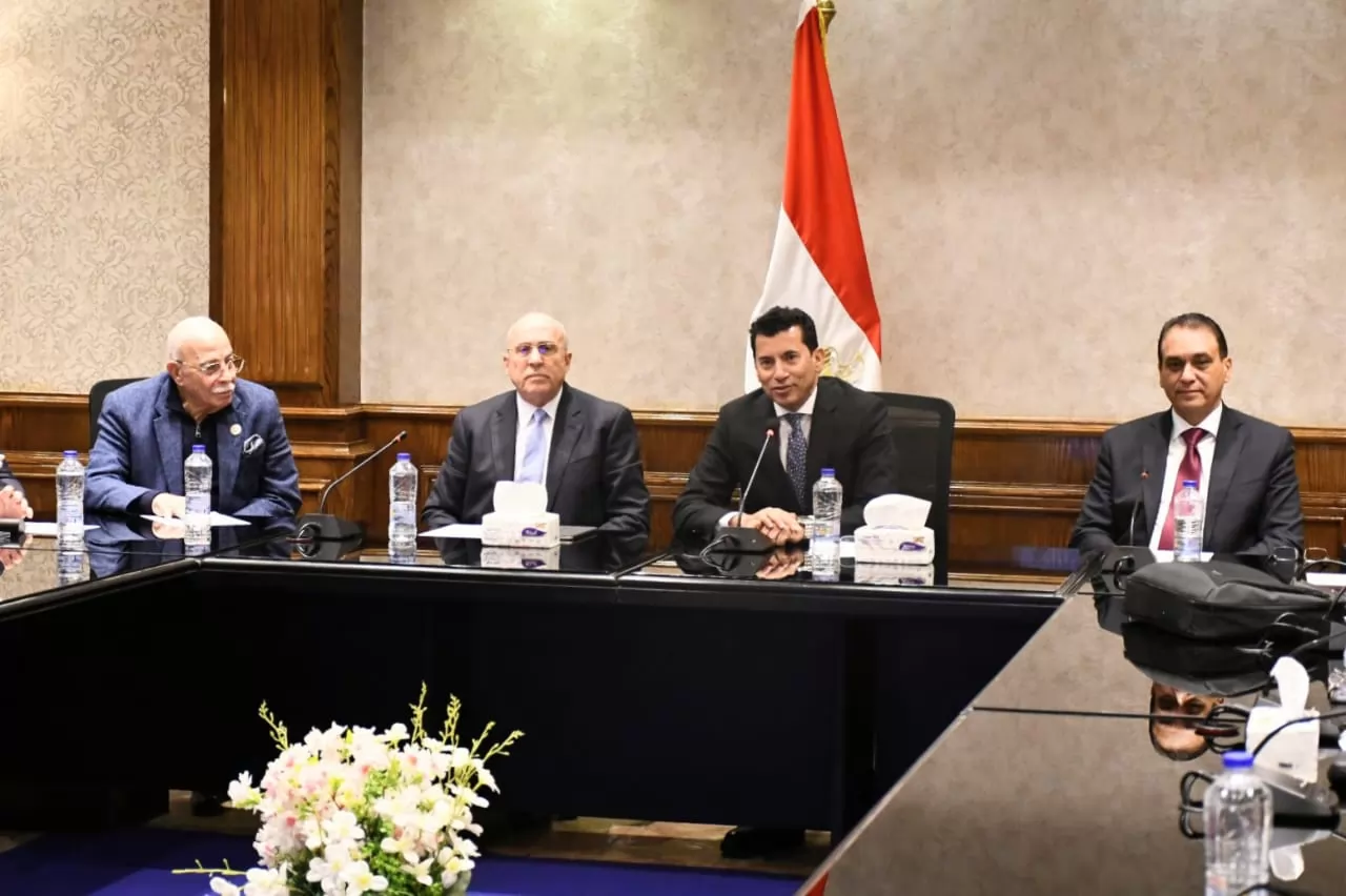 وزير الشباب يجتمع مع اللجنة الطبية العليا لرعاية الرياضيين لمتابعة تطبيق الكود الطبي 