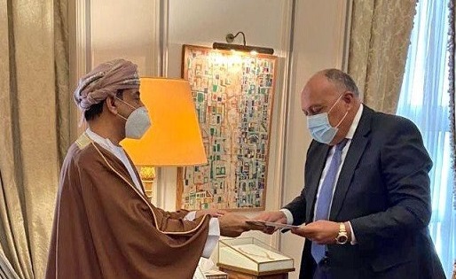 سفير عُمان عبدالله الرحبي يقدم أوراق اعتماده لوزير الخارجية سامح شكري