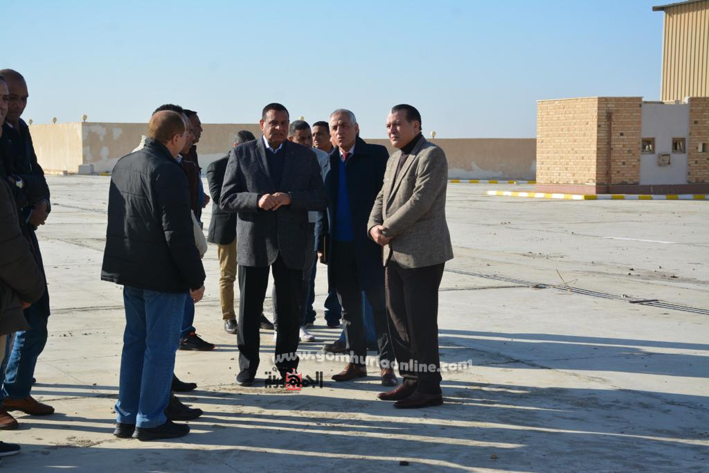 اللواء هشام آمنة وزير التنمية المحلية والدكتور هشام الهلباوى خلال تفقد مصنع تدوير المخلفات