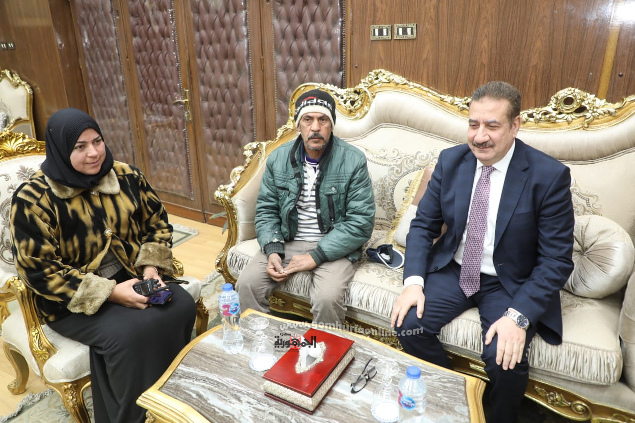محافظ المنوفية خلال استقباله إسرة إنهار منزلها بسبب إنفجار إسطوانة غاز البوتجاز