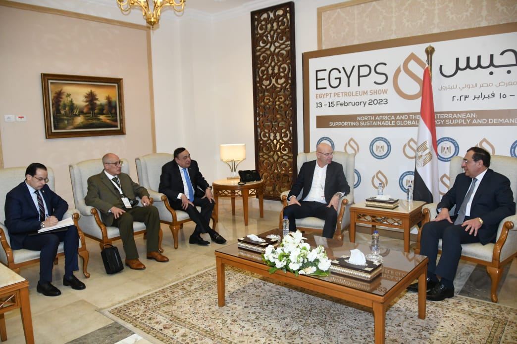 وزير البترول يلتقي وفد 