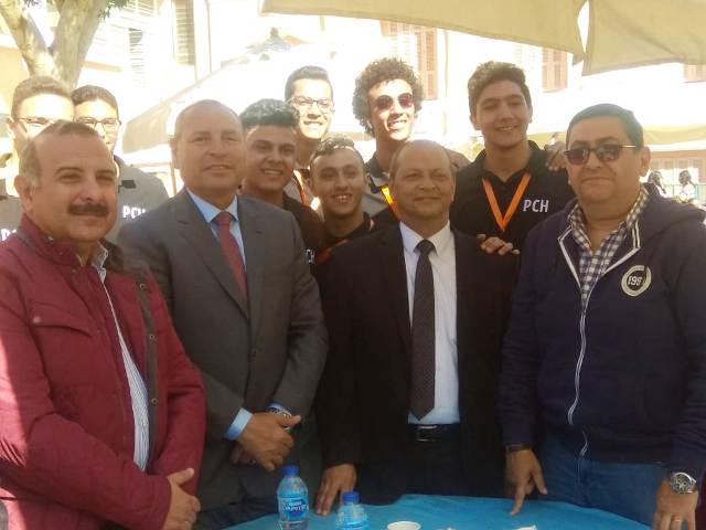 نائب محافظ القاهرة يحتفل بعيد الام بمدرسة الفرير بمصر الجديدة 