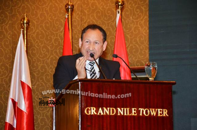 الدكتور خفاجى يشرح للمشاركين بالمؤتمر ورقته البحثية