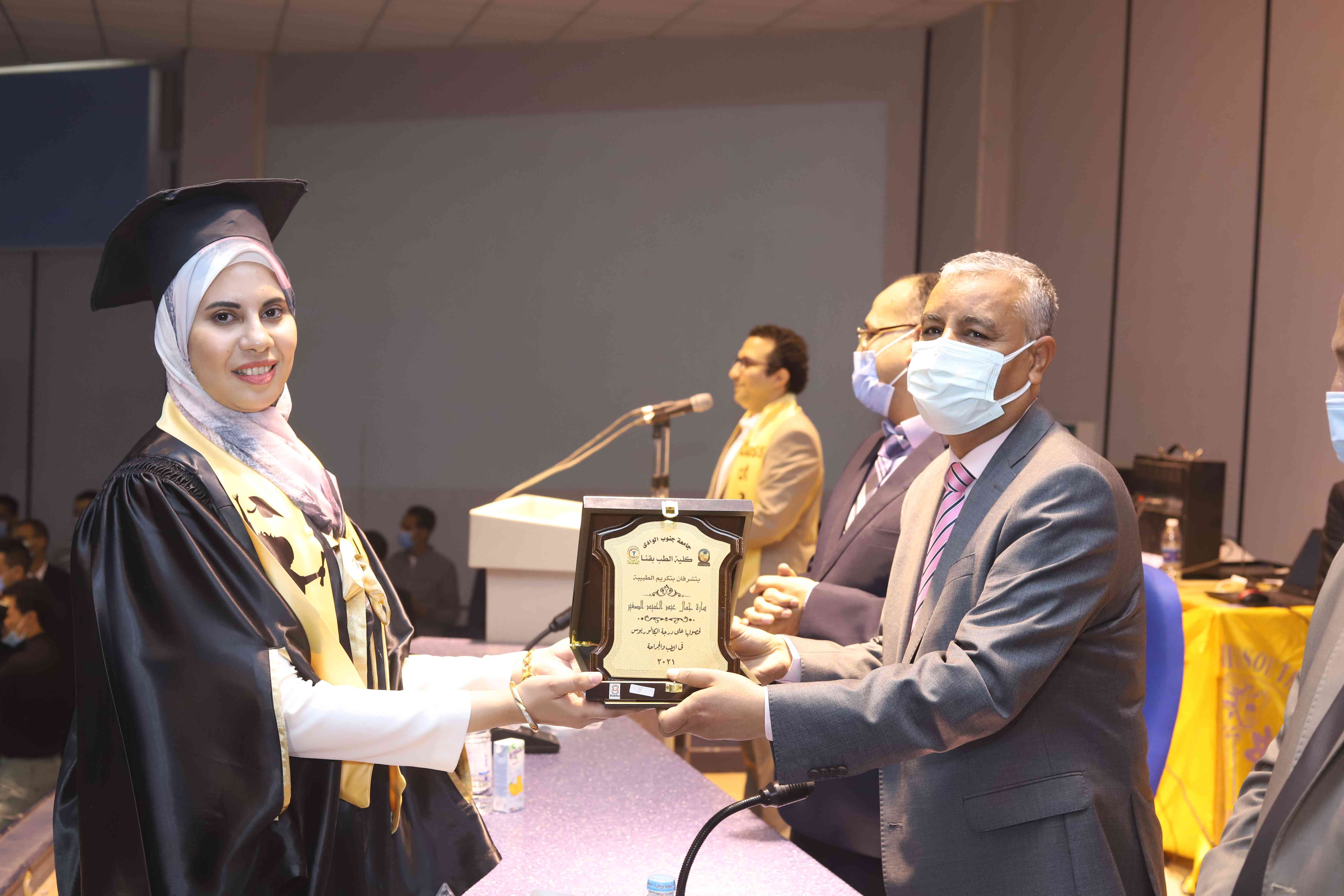 رئيس جامعة جنوب الوادى يشهد حفل تخريج الدفعة السابعة لكلية طب قنا.صور