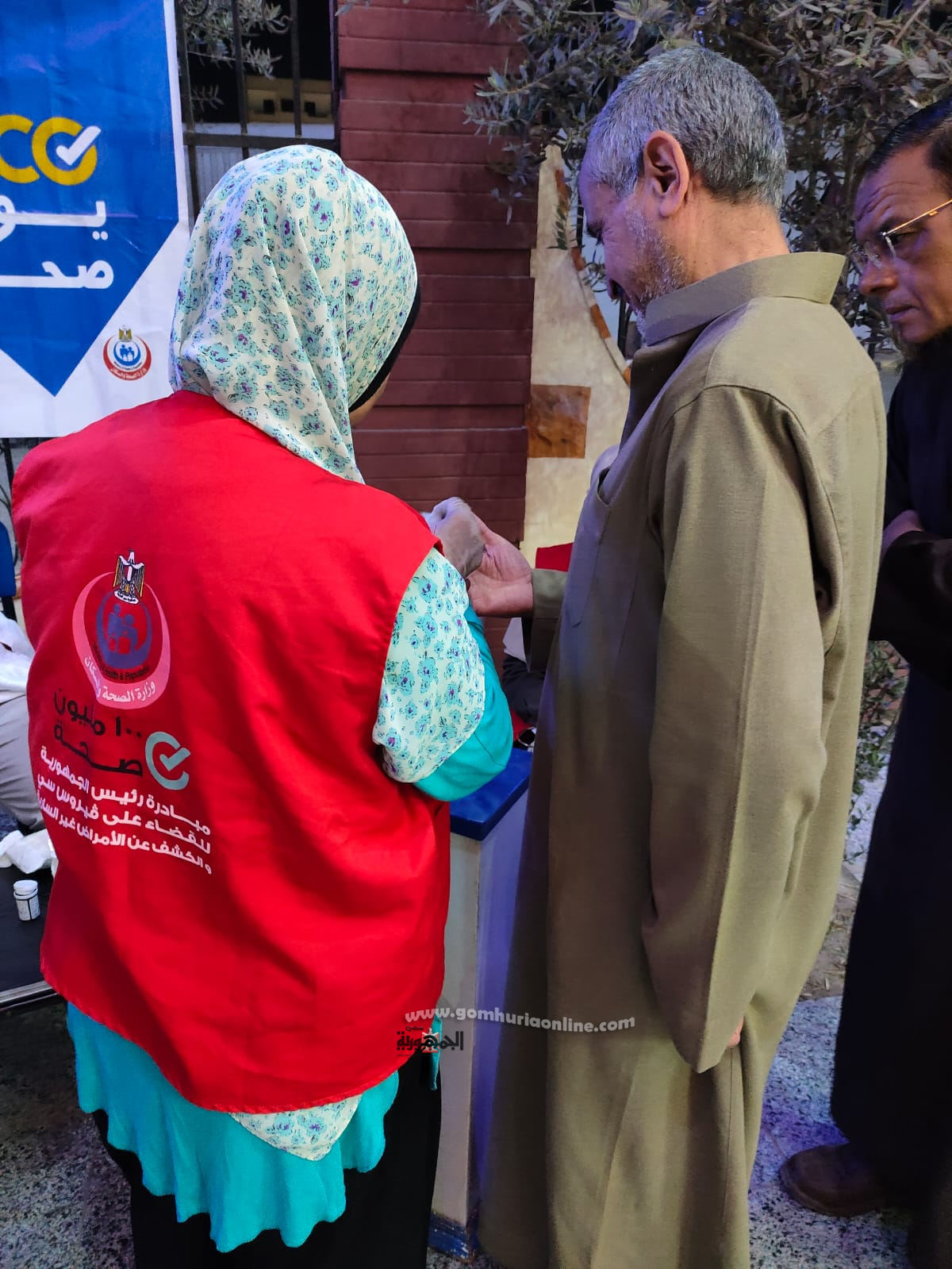 انتشار الفرق الطبية أمام المساجد الكبري ببنى سويف